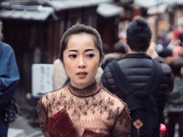 FOTO: Karina Salim Pergi ke Jepang, Wakili Film-nya Lanjut Jalan-Jalan Bahagia