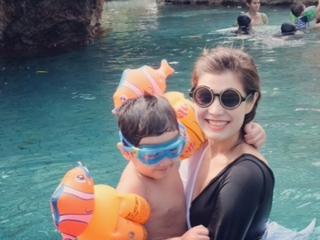 FOTO: Carissa Putri Liburan ke Bali Bareng Keluarga, Temani Quenzino Main Pasir Pantai