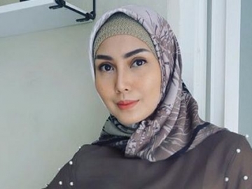 Pakai Hijab, Anak Fenita Arie Bongkar Kebiasaan Baru Sang Ibu Setiap Malam