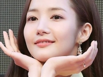 ‘Why Secretary Kim’ Rilis Adegan Baru, Cantiknya Park Min Young Jadi Sekretaris Park Seo Joon