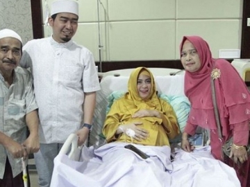 Baru Lahir, Alis Putra Kembar Ustadz Solmed-April Jasmine Jadi Sorotan