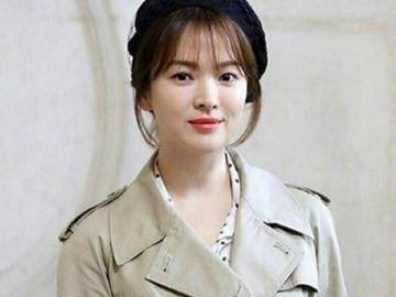 Tampil Elegan Dibalut Gaun Putih di Acara Ini, Song Hye Kyo Dipuji Makin Cantik dan Awet Muda
