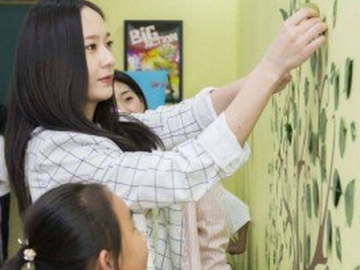 Lakukan Kegiatan Amal di Sekolah Dasar Tiongkok, Krystal Dapat Penghargaan
