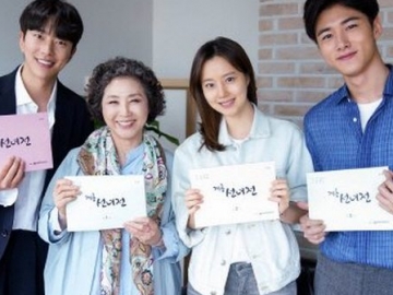 Comeback Akting, Cantiknya Moon Chae Won Saat Baca Naskah Drama tvN Bareng Yoon Hyun Min cs