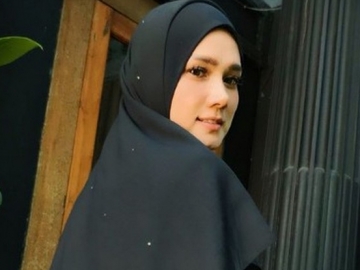 Foto Pakai Gaun Lebar, Hijab Mulan Jameela Jadi Sorotan