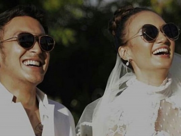Gaun Berusia 37 Tahun dan Kacamata Hitam, Ini Momen Romantis Pernikahan Nadine-Dimas Anggara