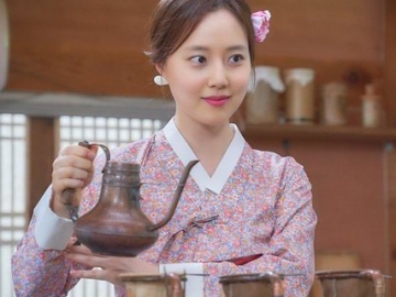Comeback di Drama Baru tvN, Cantiknya Moon Chae Won Pakai Hanbok dan Jadi Barista