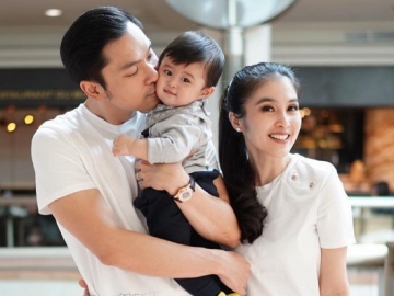 Anak Sandra Dewi Lebih Manja Dengan Sang Ayah, Warganet Malah Gemas Karena Hal Ini