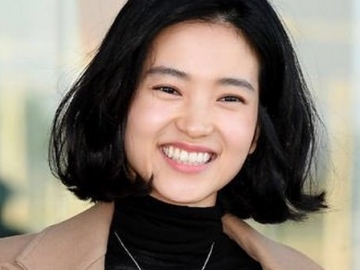 Kim Tae Ri Tampil dengan Rambut Pendek di Bandara, Netter Semakin Kagumi Kecantikannya