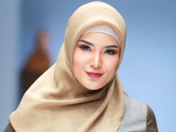 Kenakan Hijab Saat Peragaan Busana Karya Zaskia Sungkar, Penampilan Nindy Bikin Pangling