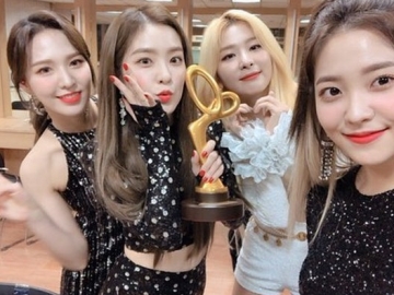 Foto Bareng Piala Korean Pop Culture Arts Awards, Red Velvet Ucapkan Terima Kasih ke Fans