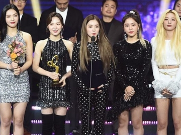 Red Velvet Kenakan Busana Ini Saat Hadiri Korean Pop Culture Arts Awards 2018, Netter Nyinyir