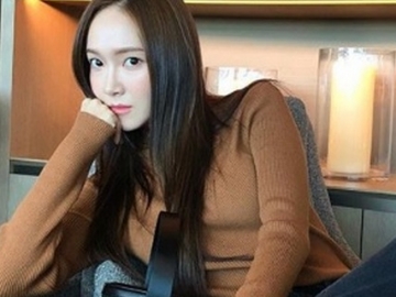Berangkat ke Jakarta, Intip Gaya Stylish Jessica Jung yang Siap Buat Fans Makin Jatuh Hati