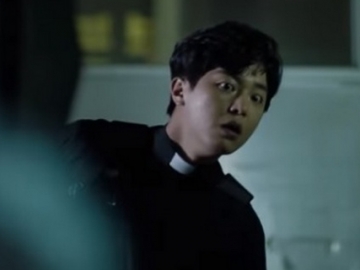 Tegangnya Yeon Woo Jin & Jung Yoo Mi Hadapi Roh Jahat Menakutkan di Teaser Baru 'Priest'