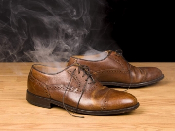 7 Tips untuk Menghilangkan Bau Membandel pada Sepatu Secara Alami