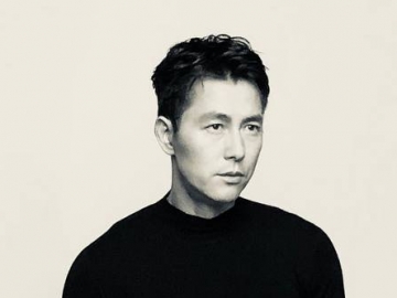 Pamer Santai Tiduran di Bandara, Jung Woo Sung Justru Dikritik Tidak Sopan