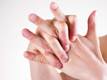 Kebiasaan Membunyikan Tulang Jari Tangan, Berbahayakah? 