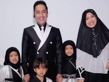 Irfan Hakim dan Keluarga Asyik Jajal MRT, Netter Malah Salfok Hal Ini