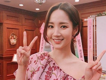 Park Min Young Menawan Pamer Bahu Mulus di Majalah, Netter: Paling Cantik Sejagad Drakor