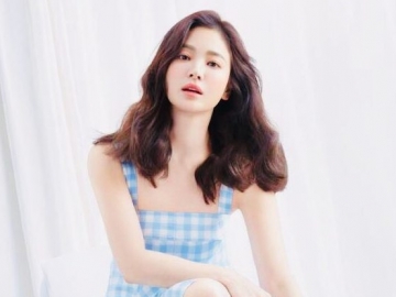 Pakai Rok Mini Hingga Dress Hitam Seksi, Penampilan Song Hye Kyo Tuai Sorotan