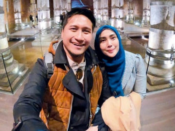 Arie Untung Tulis Rayuan Gombal Untuk Sang Istri, Netter Langsung ‘Tepuk Jidat’