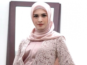 Donita Mantap Hijrah, Para Sahabat Tunjukkan Dukungan dengan Beri Hijab