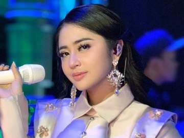 Dewi Persik Tampil Bak Ratu Nyanyi 'Lagi Syantik', Netter: Ini Baru Rp 200 Juta