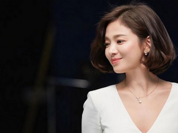 Bak Ratu, Song Hye Kyo Sukses Pikat Netter dengan Gaun Seksi dan Mahkota Berlian