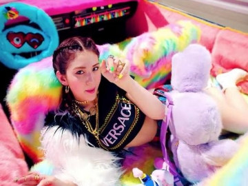 Punya Visual Menjual, Penari Latar Jeon Somi di Lagu 'Birthday' Ini Mendadak Tuai Sorotan