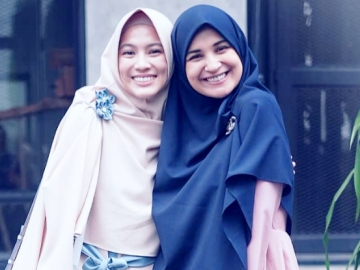 Hijab Syar'i Tak Bakal Bikin Ketinggalan Zaman, Intip 11 Potret Para Selebriti Cantik Ini