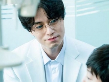 Tampan Memakai Kacamata, Lee Dong Wook Jadi Dokter Gigi di Drama Thriller ‘Hell Is Other People’