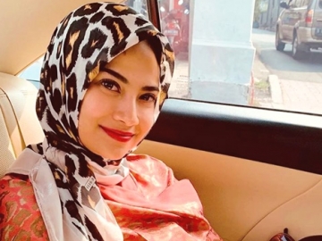 Vanessa Angel Senyum Cantik Kenakan Hijab, Tulis Caption Ini Pancing ‘Lamaran’ dari Netizen