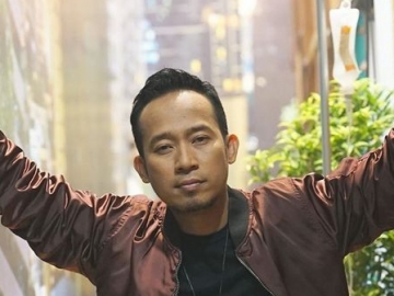 Denny Cagur 'Sombong' Jemput Anak Naik Kendaraan Tak Kalah Berkelas dari Jet Pribadi