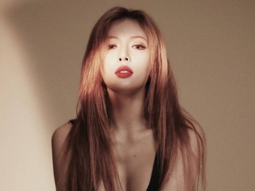 Melongo Lihat HyunA Angkat Rok di Atas Panggung, Ekspresi Penari Latari Ini Bikin Netter Ngakak