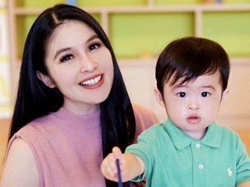 Sandra Dewi ‘Serang’ Fans Lewat Potret Imut Raphael dan Mikhael yang Rebahan di Kasur 