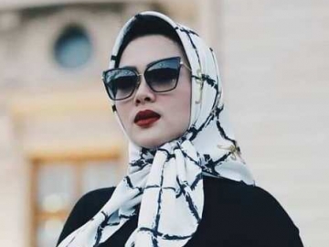 Pakai Hijab, Syahrini Justru Perlihatkan Gaya Duduk 'Tak Sopan' Auto Tuai Teguran Keras