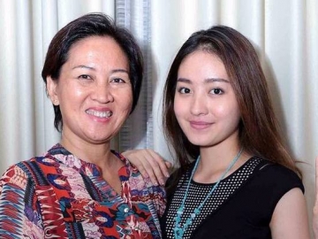 Gandeng Ibu ke Kondangan, Tubuh Seksi Natasha Wilona Curi Perhatian