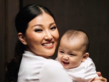 Pakai Topi Kebesaran, Thania Putri Bontot Sarwendah Bikin Gemas Tak Habis-habis