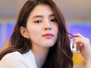 Han So Hee Bergaya Manja Bersama Bunga-Bunga, Netizen Tanah Air Makin Halu
