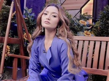 Siti Badriah Tampil Seksi dengan Baju Belahan Dada Rendah, Banjir Cibiran Sekaligus Pujian