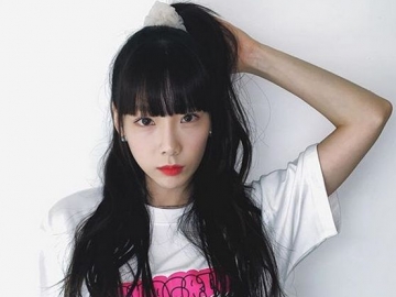  Taeyeon Tampil Memikat dengan Rambut Panjang Lurus Berponi di Pemotretan Majalah W