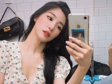 Tiffany Tampil Elegan Nan Seksi dengan Koleksi Busana Valentino Senilai 13,46 Juta Won