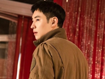Lee Je Hoon Biasa Tampil Maskulin Kelewat Imut Pamer Aegyo di BTS Drama 'Taxi Driver'
