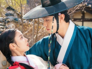 Intip BTS Adegan Ciuman Ahn Hyo Seop-Kim Yoo Jung yang Penuh Rintangan di 'Lovers of the Red Sky'