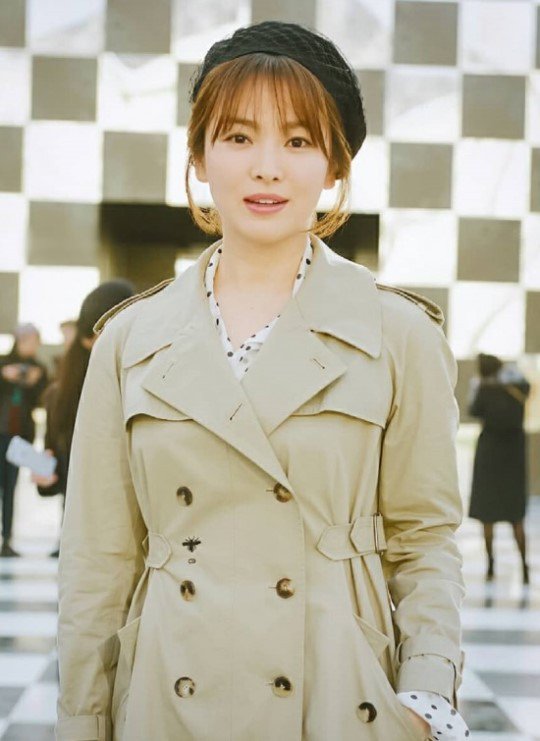 Penampilan Song Hye Kyo di Fashion Show Dior