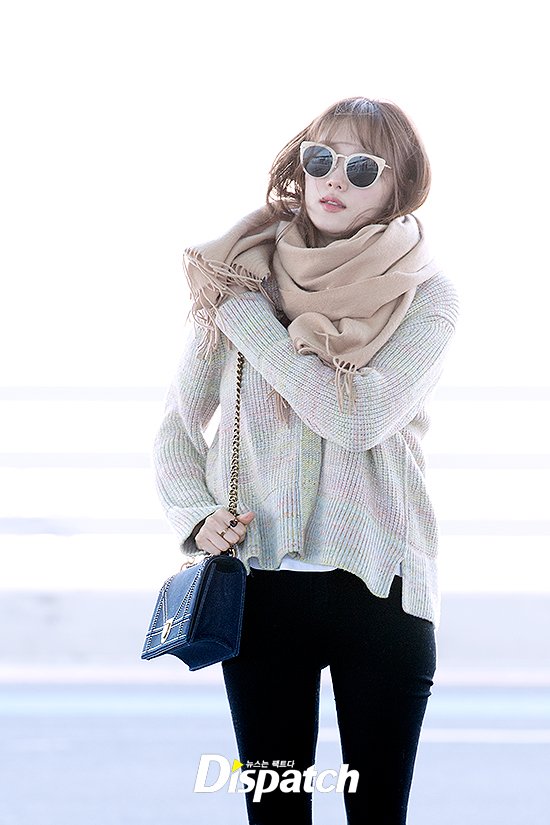 Lee Sung Kyung Tampil Cantik nan Stylish di Bandara Incheon