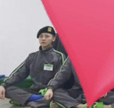 G-Dragon memakai dekker biru di pergelangan kaki