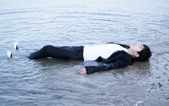 Suho EXO Tiduran Di Tepi Laut di Teaser Baru \'Rich Man\'