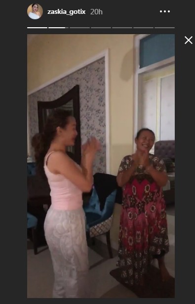 Zaskia Gotik dan Ibunya Berjoget Saat Dinyanyikan Lagu Ulang Tahun