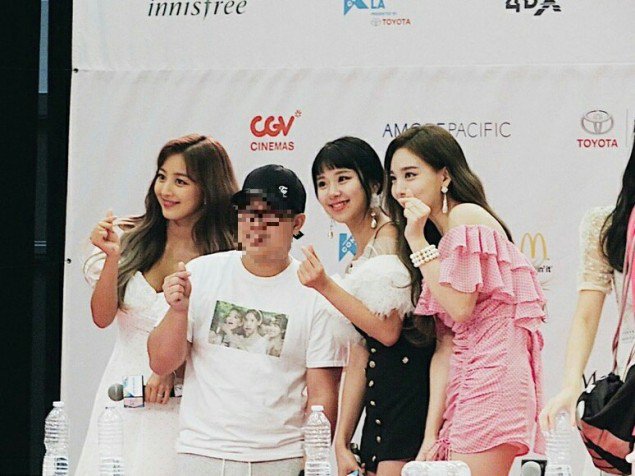 Twice Berfoto dengan Fans di K-Con LA 2018